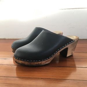 Lottas navy blue clogs!